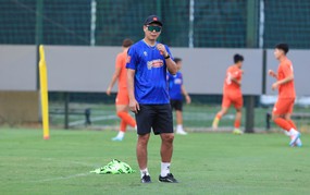 Hot Vietnamese football news today 17/7: Vietnam national team heads to Thai Nguyen; CAHN club's center-back joins a Singapore team.