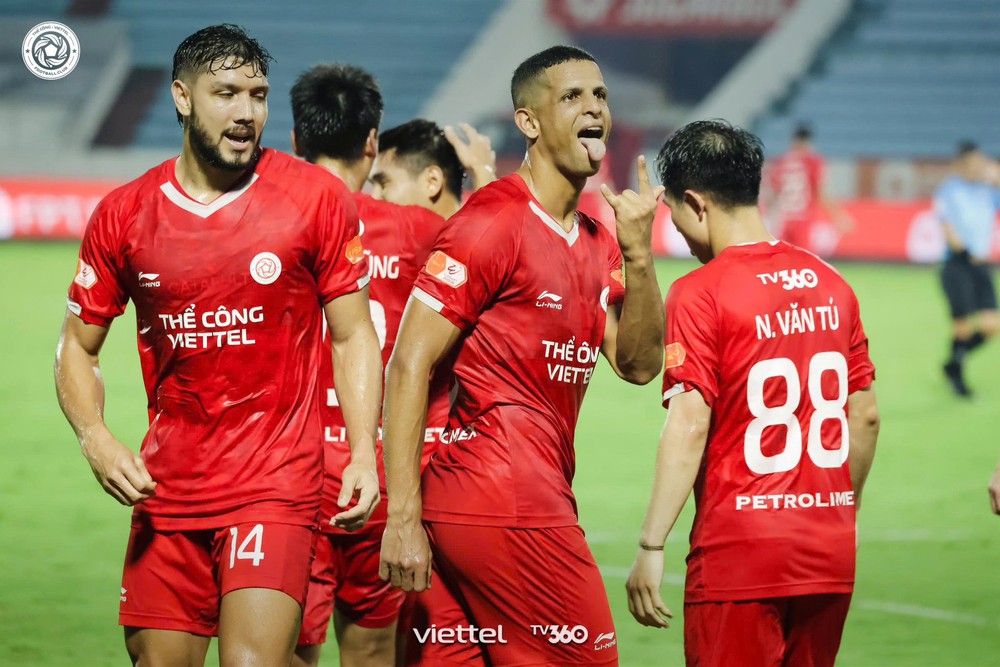 Trước vòng đấu hạ màn, Thể Công đang có 51 điểm, hơn Ninh Bình 3 điểm. Tuy nhiên, khoảng cách này chưa đủ để đảm bảo cho thầy trò HLV Velizar Popov cán đích ở ngôi á quân