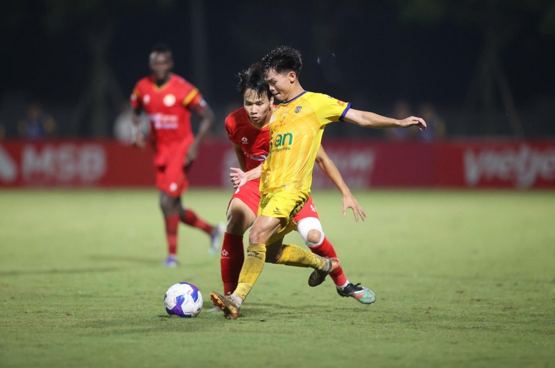 Live: Hà Tĩnh 0-0 PVF CAND: Viktor Lê starts