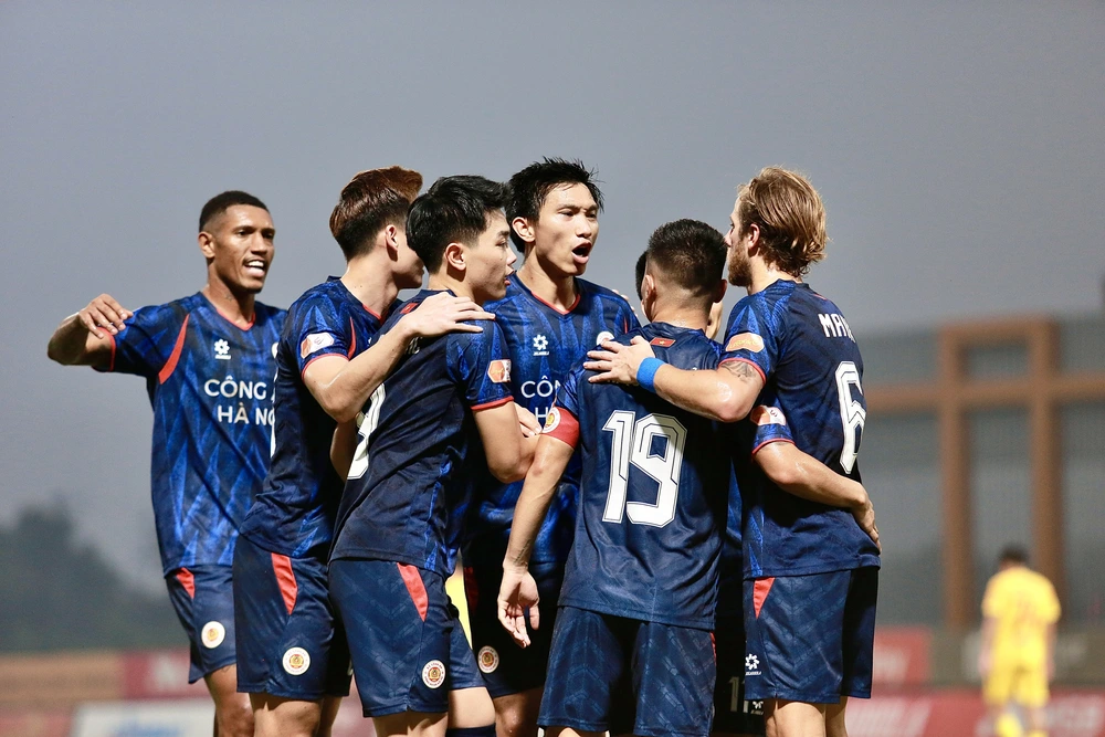 Quang Hải thăng hoa, HLV Kim Sang Sik mừng thầm  - Ảnh 3.