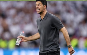 Arsenal coach disappointed with referees, proud of his players