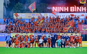 Coach Vu Tien Thanh breathes a sigh of relief after his first victory with Ninh Binh Club.