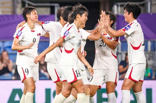 Identify the 6 Asian teams participating in the 2027 World Cup
