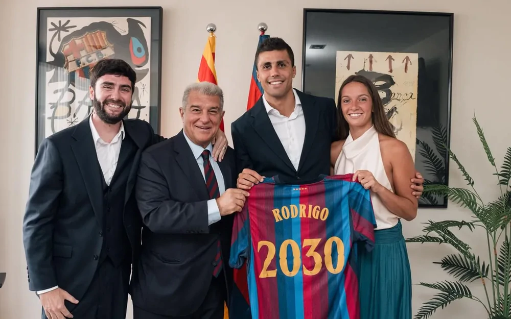 Rodri ra mắt Barca - Ảnh 3. Rodri ra mắt Barca - Ảnh 3.