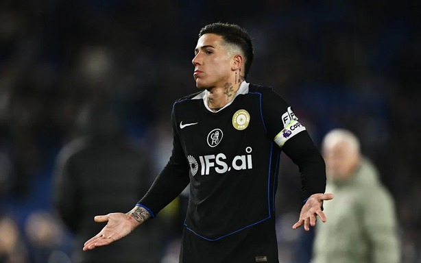 Chelsea suffered a heavy 0-3 defeat, setting a sorrowful record after 114 years, increasingly distant from Champions League qualification.