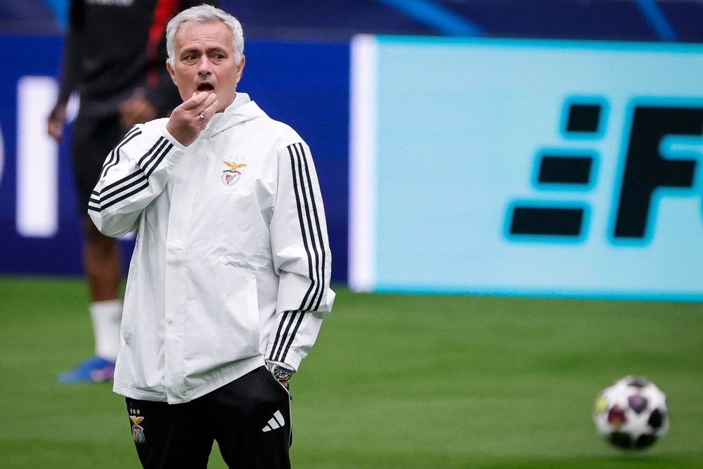 Real Madrid khủng hoảng: Mourinho trở lại để dẹp loạn ở Bernabeu - Ảnh 1.