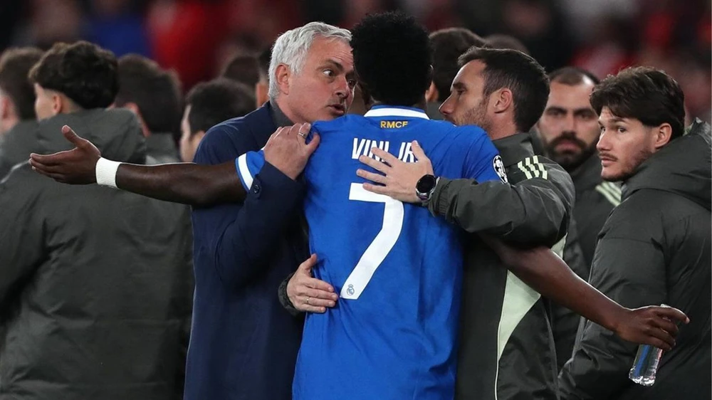 Jose Mourinho bất ngờ "quay xe", khẳng định sẽ cấm học trò thi đấu nếu có hành vi phân biệt chủng tộc - Ảnh 1.