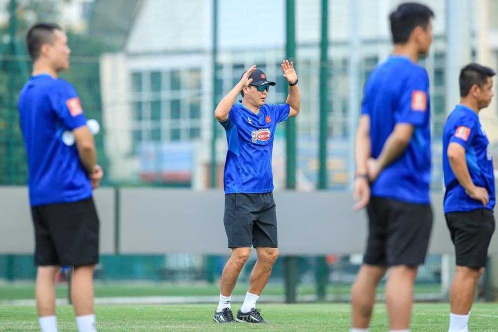 HLV Kim Sang Sik tìm lời giải cho mục tiêu lớn ASEAN Cup - Ảnh 1.