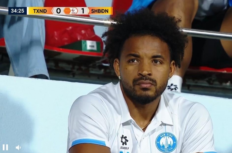 Xuan Son was stunned in the stands as Nam Dinh conceded a painful goal