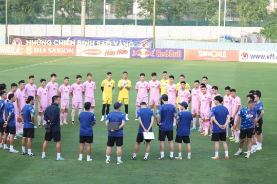 Today, Hoàng Hên officially joins the Vietnam national team to face Bangladesh and Malaysia.