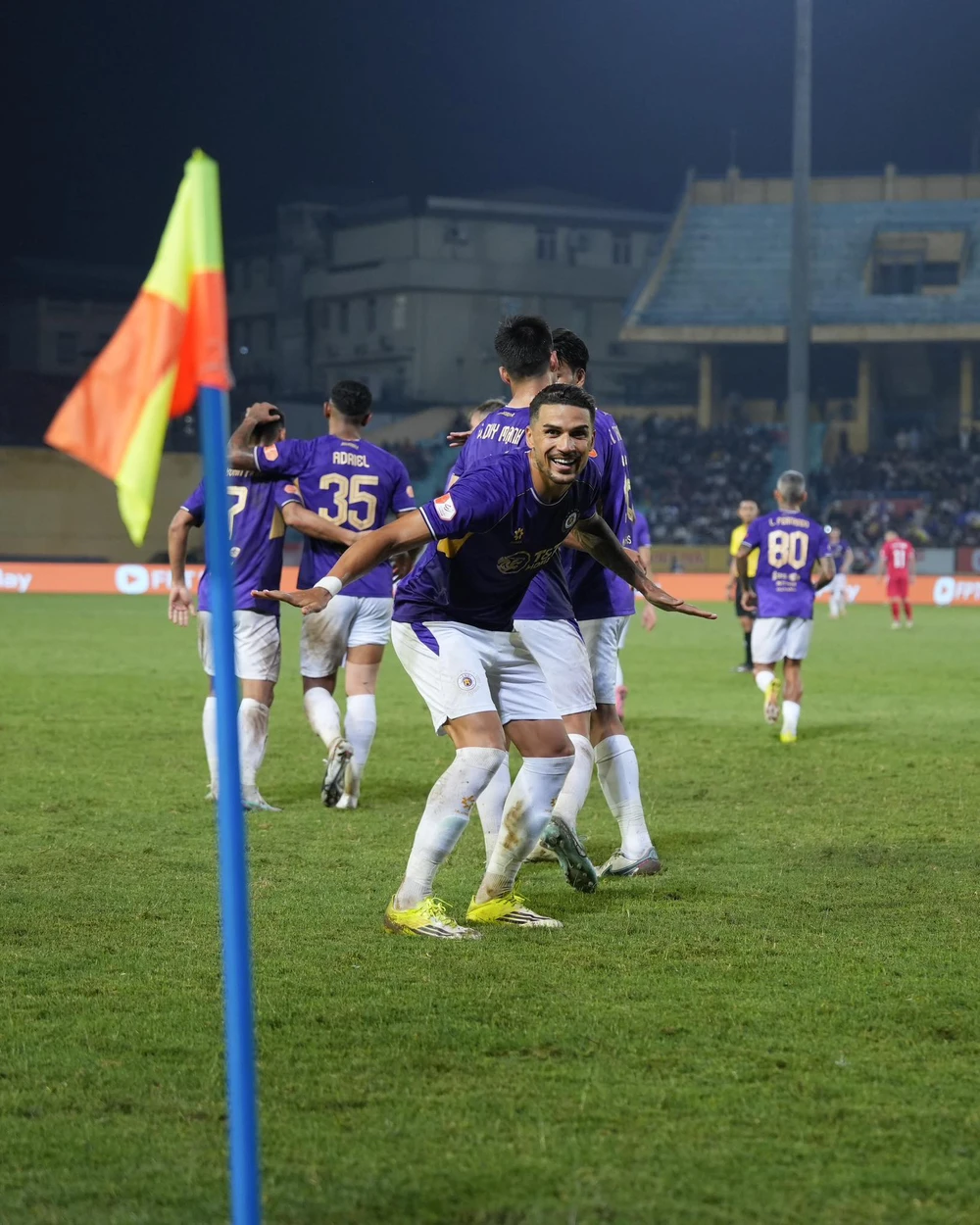 Hoàng Hên ăn mừng bàn thắng vào lưới CAHN ở vòng 15 V-League