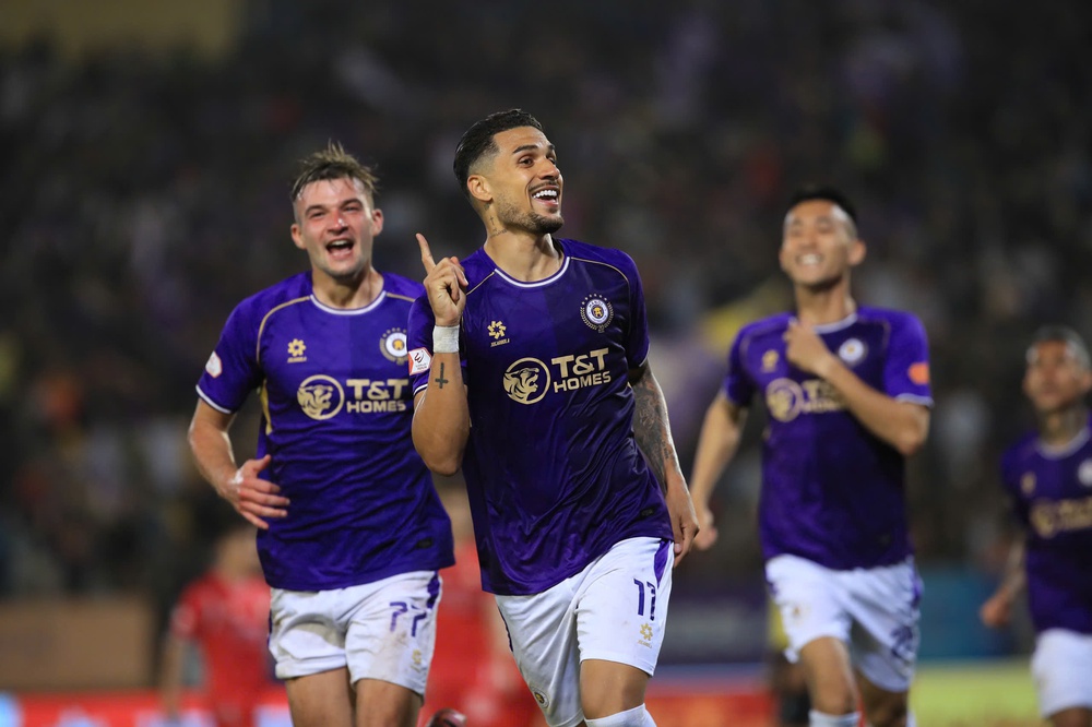 HLV Kim Sang Sik hài lòng, ông Harry Kewell hết lời khen Hoàng Hên - Ảnh 1.