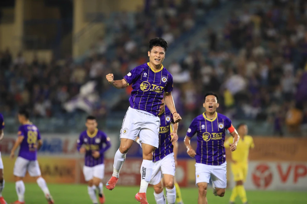 Hà Nội FC đánh bại Quảng Nam, tiếp tục đua vô địch với Nam Định. Ảnh: Hoàng Linh