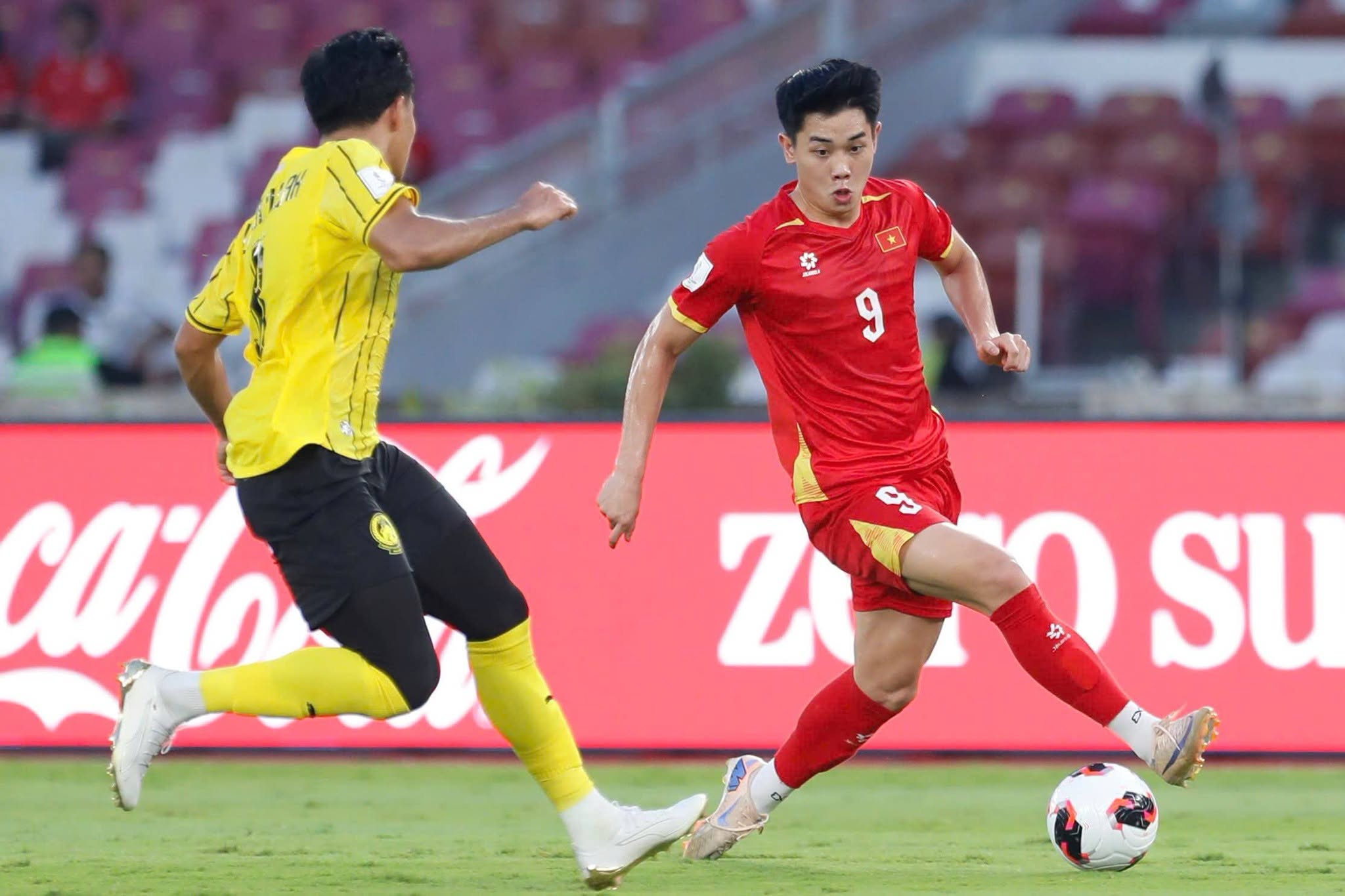 Tin nóng bóng đá Việt hôm nay 8/10: Đình Bắc vắng mặt hai trận đầu Asian Cup 2027; U17 Việt Nam sang Hàn Quốc và UAE tập huấn - Ảnh 1. Tin nóng bóng đá Việt hôm nay 8/10: Đình Bắc vắng mặt hai trận đầu Asian Cup 2027; U17 Việt Nam sang Hàn Quốc và UAE tập huấn - Ảnh 1.