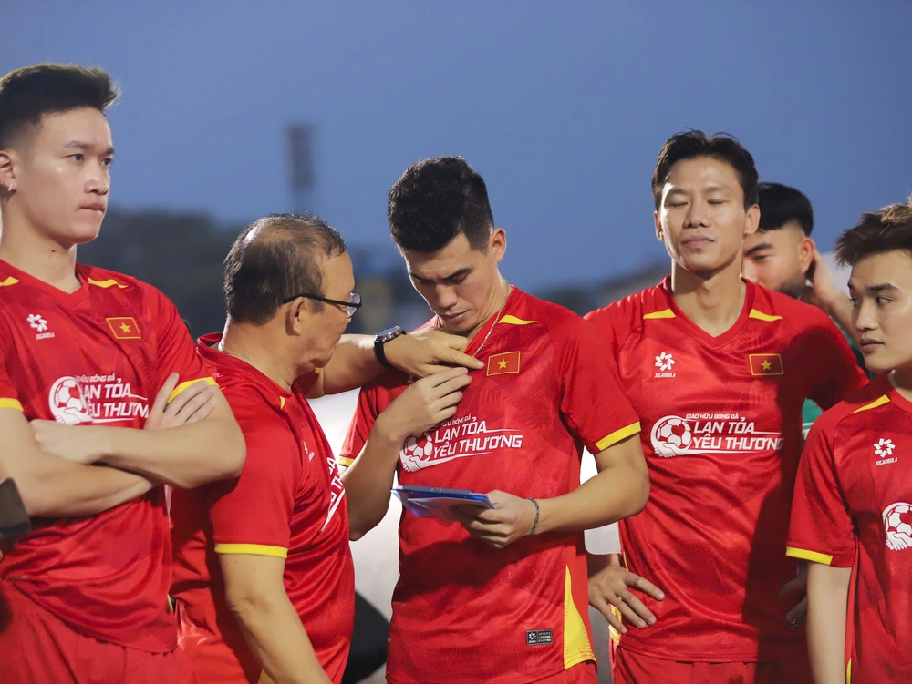 HLV Kim Sang Sik sẵn sàng vượt HLV Park Hang Seo - Ảnh 1. HLV Kim Sang Sik sẵn sàng vượt HLV Park Hang Seo - Ảnh 1.