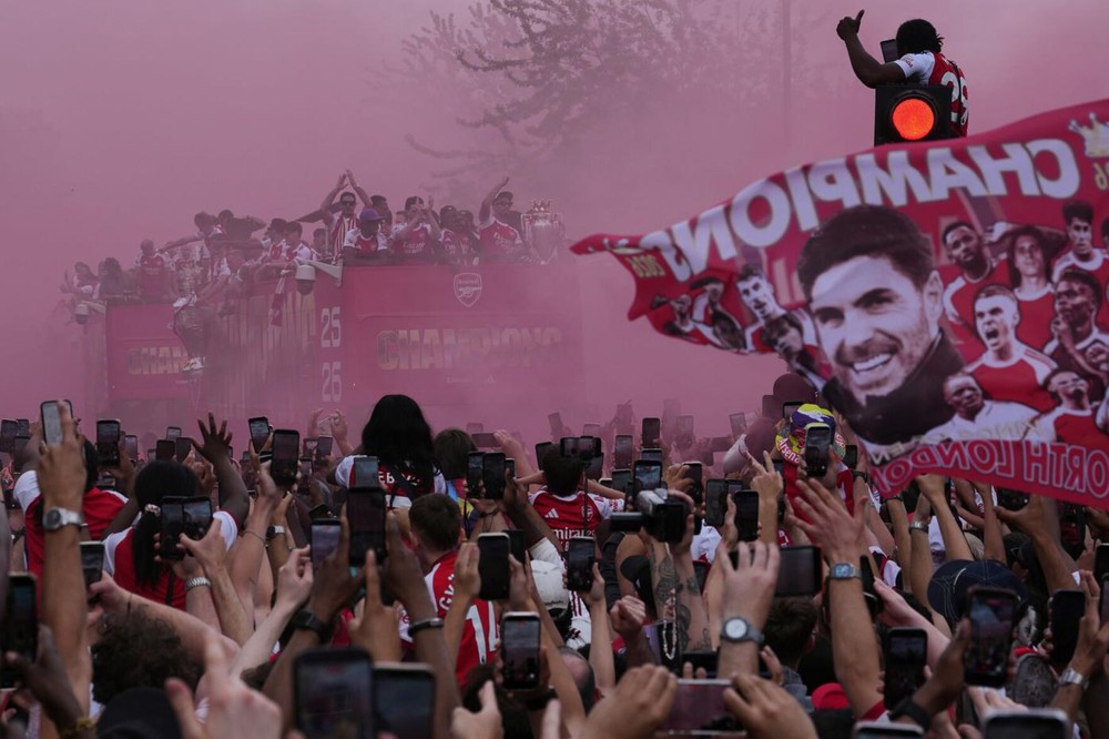 1 triệu người nhuộm đỏ London mừng Arsenal vô địch Ngoại hạng Anh - Ảnh 23.