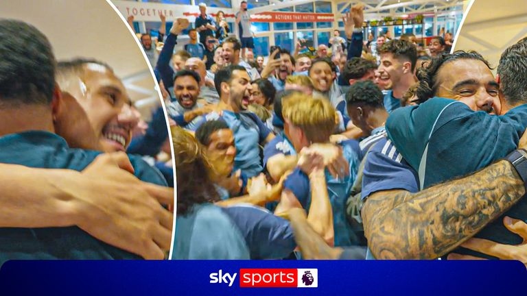 Các cầu thủ Arsenal vỡ òa, ăn mừng chức vô địch Premier League sau 22 năm chờ đợi - Ảnh 5. Các cầu thủ Arsenal vỡ òa, ăn mừng chức vô địch Premier League sau 22 năm chờ đợi - Ảnh 5.