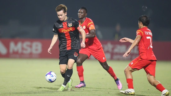 Hoàng Đức scored the opening goal in Ninh Bình's record-breaking Asian streak