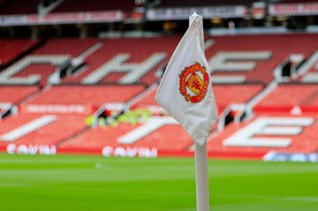 Former Manchester United striker confirms his official return to the club