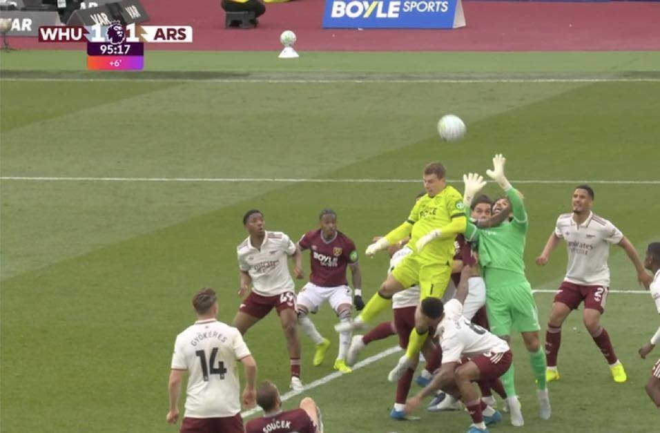 VAR gây 'bão' ở trận West Ham và Arsenal, xuất hiện nhiều ý kiến trái chiều - Ảnh 1.