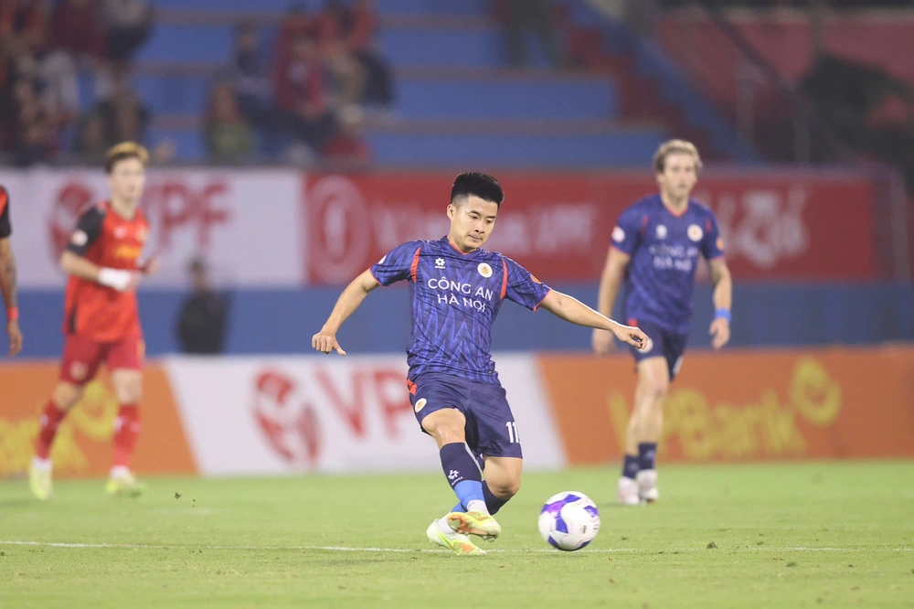Lập siêu phẩm hạ đội của Hoàng Đức, tiền vệ CAHN ghi điểm mạnh với HLV Kim Sang Sik - Ảnh 1.