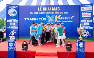 Vietnamese Women's Golden Ball winner Thuy Trang 'ignites the flame' for hometown football