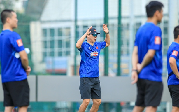 HLV Kim Sang Sik seeks solutions for the ASEAN Cup championship goal