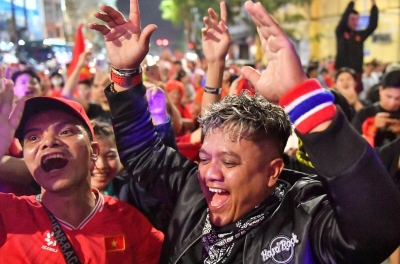 Southeast Asian media is buzzing over Vietnamese and Malaysian fans warmly greeting each other.