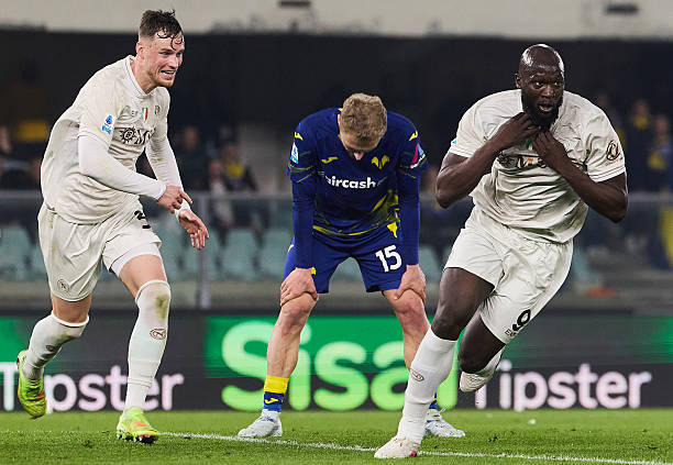 Lukaku ghi bàn quyết định giúp Napoli hạ Verona 2-1 ở vòng 27 Serie A Lukaku ghi bàn quyết định giúp Napoli hạ Verona 2-1 ở vòng 27 Serie A