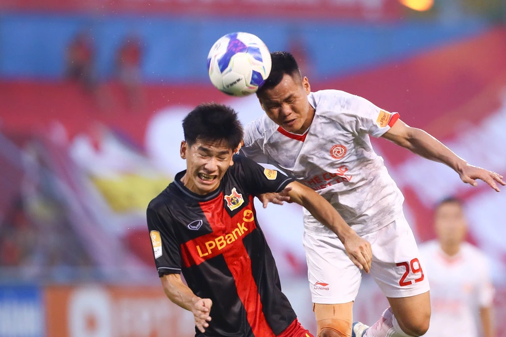 HLV Kim Sang Sik "xem giò" tuyển thủ cho ASEAN Cup tại chung kết Cúp Quốc gia - Ảnh 3.