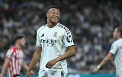 Kimpembe, having left PSG, still lifts the Champions League trophy, while Mbappe remains empty-handed.