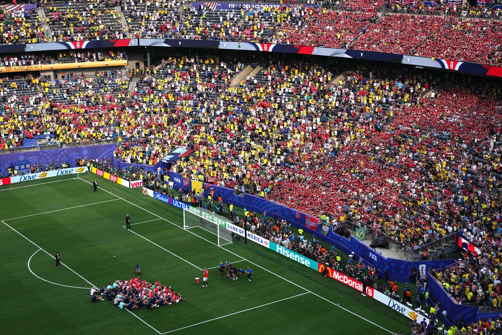 World Cup trên sân nhà: Bóng đá, kinh doanh và chuyện bán cho ai? - Ảnh 1. World Cup trên sân nhà: Bóng đá, kinh doanh và chuyện bán cho ai? - Ảnh 1.