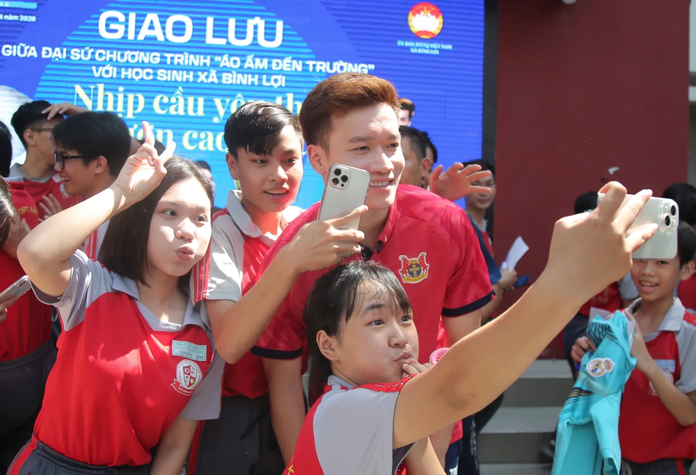 Hoàng Đức, Văn Lâm cùng dàn sao U23 Việt Nam khiến fan nhí vỡ oà - Ảnh 2. Hoàng Đức, Văn Lâm cùng dàn sao U23 Việt Nam khiến fan nhí vỡ oà - Ảnh 2.