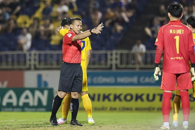 Tin nóng bóng đá Việt hôm nay 24/4: Trọng tài ngoại xuất hiện tại vòng 20 V-League; U17 Malaysia quyết thắng U17 Việt Nam. - Ảnh 1.
