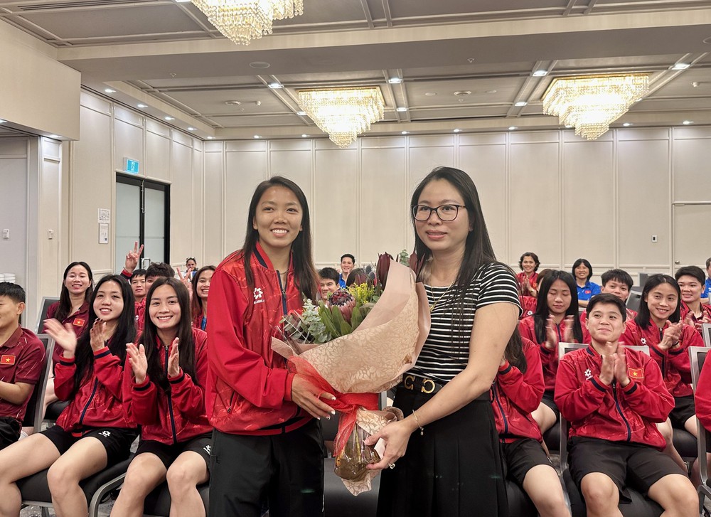 Tổng lãnh sự quán Việt Nam tại Perth động viên đội tuyển nữ nhân ngày 8/3 - Ảnh 1.