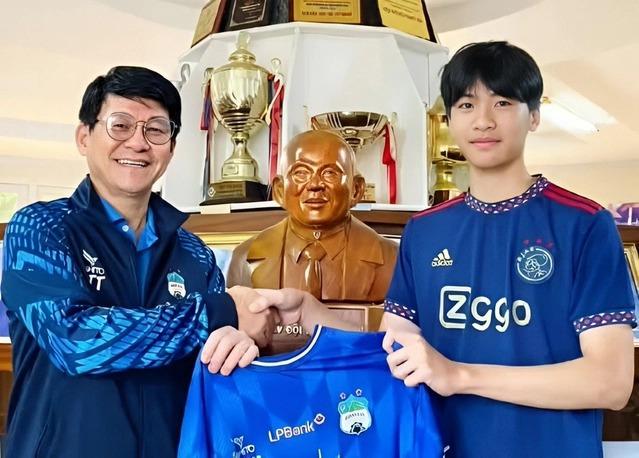 The 16-year-old talent from Park Hang Seo Academy makes his V-League debut