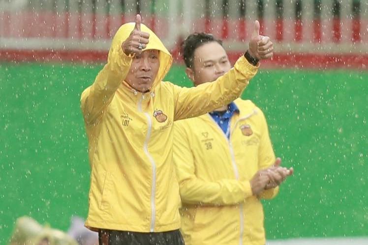 Jairo missed a penalty, and the HAGL coach spoke honestly after five winless matches.
