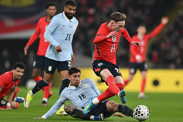 James Garner (áo đỏ) tranh bóng với cầu thủ Uruguay trong trận đấu ra mắt tuyển Anh hôm 27/3