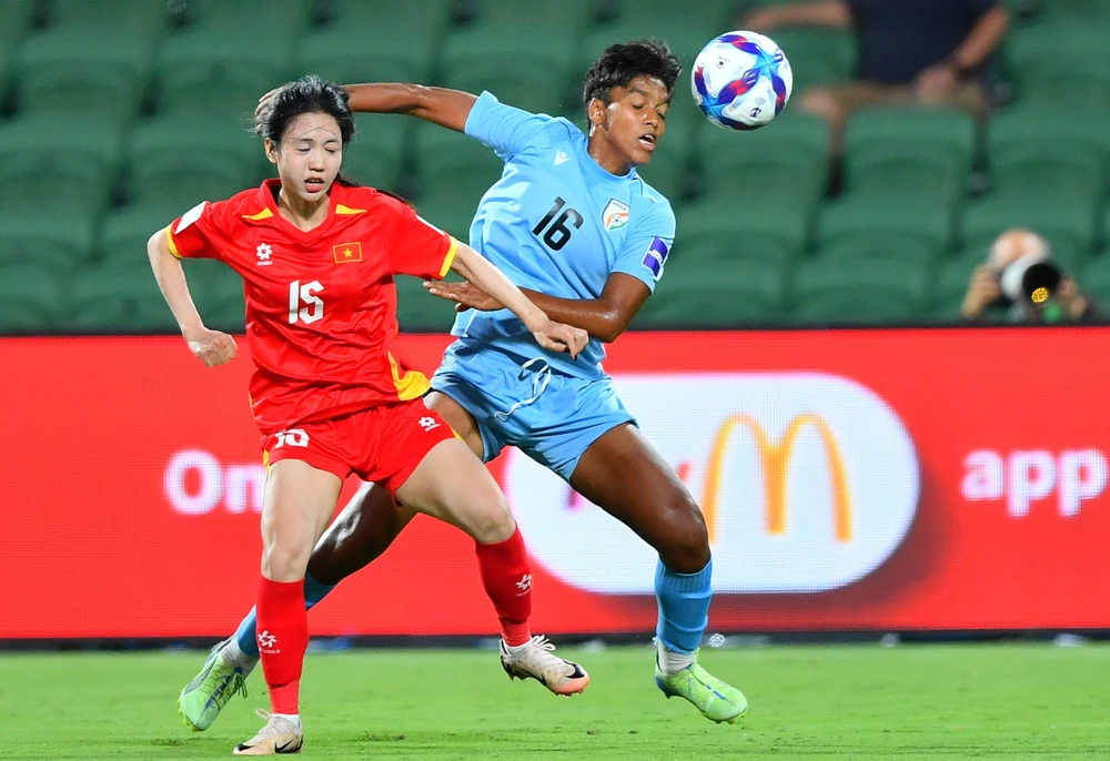 Tin nóng bóng đá Việt hôm nay 5/3: Đội tuyển nữ Việt Nam được thưởng 500 triệu; HLV Vũ Tiến Thành làm việc ở CLB Ninh Bình  - Ảnh 1.