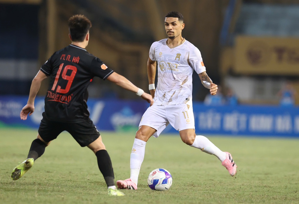 Văn Lâm, Văn Thuận dễ gieo sầu cho Hoàng Hên  - Ảnh 1.