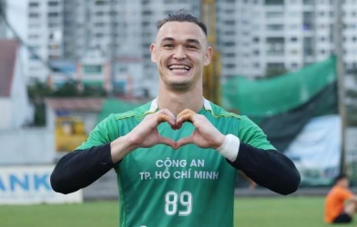 Indonesian media is buzzing about the Vietnamese team's nearly 1.9m tall overseas Vietnamese player.