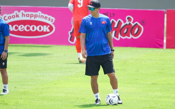 The Vietnamese national team suddenly held a closed training session—what is Coach Kim Sang Sik planning?