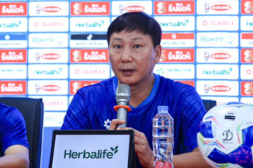 HLV Kim Sang Sik gửi thông điệp mạnh mẽ trước ASEAN Cup - Ảnh 1.