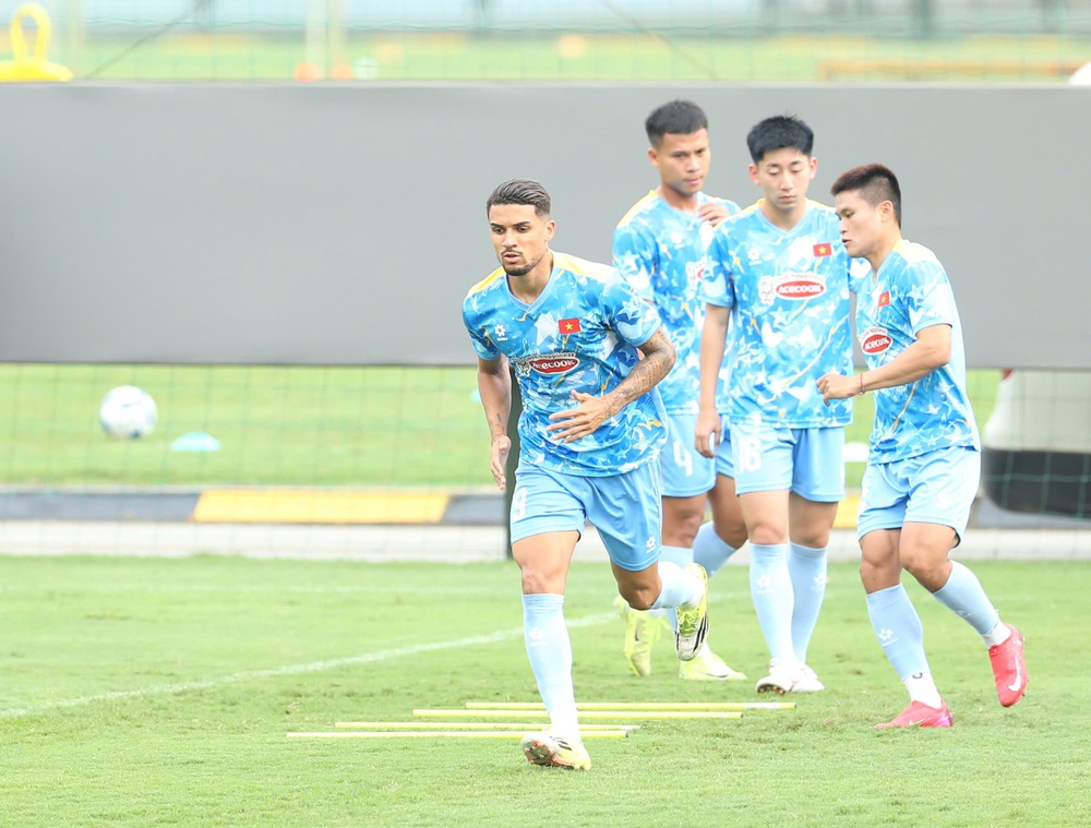 Đội tuyển Việt Nam tại FIFA Days tháng 3/2026: Tuyến giữa của Quang Hải, Hoàng Đức hay Hoàng Hên? - Ảnh 1. Đội tuyển Việt Nam tại FIFA Days tháng 3/2026: Tuyến giữa của Quang Hải, Hoàng Đức hay Hoàng Hên? - Ảnh 1.