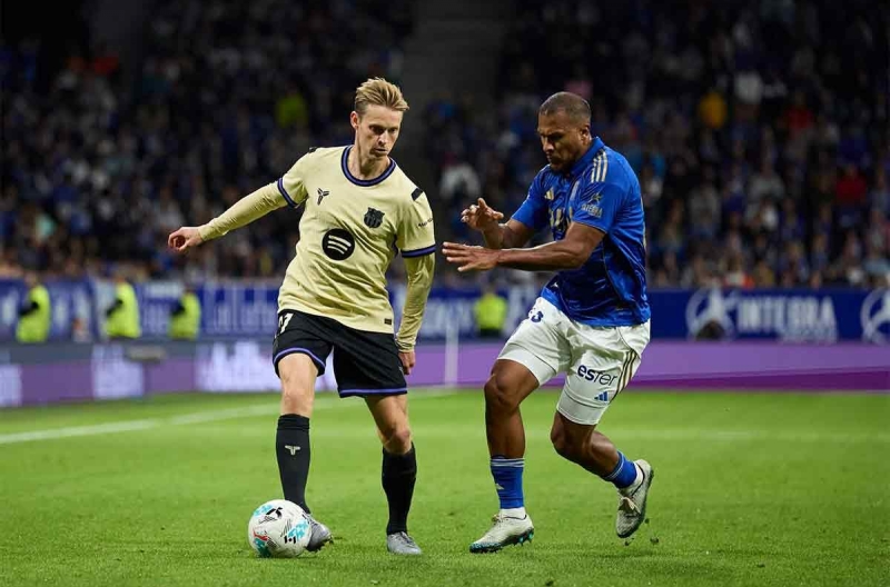 De Jong shines brilliantly on the day he equals the legend Koeman