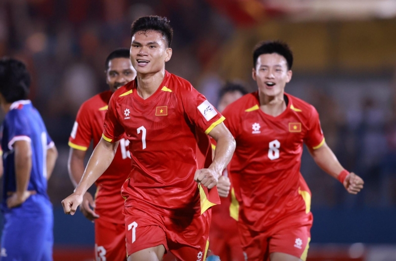 AFC honored a Vietnamese national team player after the victory over Nepal.