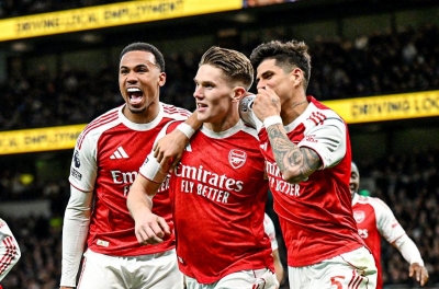 Arsenal easily defeated Tottenham, continuing their title race
