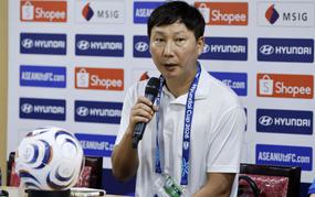 Hot Vietnamese football news today August 1: Coach Kim Sang Sik reaches 20-match unbeaten streak; Vietnam national team heads to Indonesia