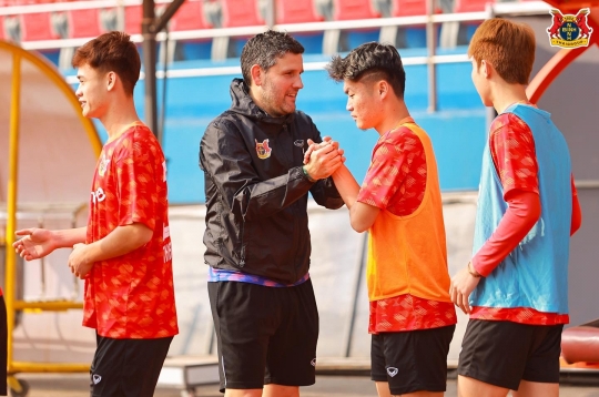 Spanish Coach Pens Farewell Letter to Ninh Bình Club