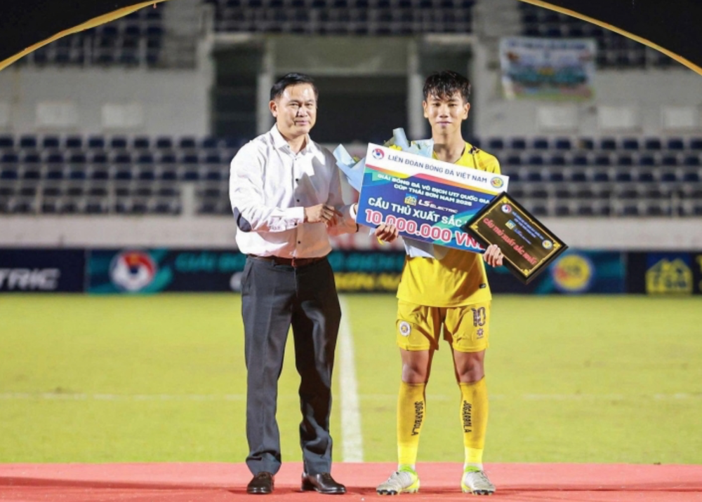 "Nhạc trưởng" U17 Việt Nam trên con đường của Hoàng Đức - Ảnh 2.